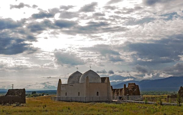 По данным пресс-службы кабмина, реконструирован мавзолей Тайлак-баатыра в Ак-Талинском районе Нарынской области и облагорожена прилегающая к нему территория - Sputnik Кыргызстан