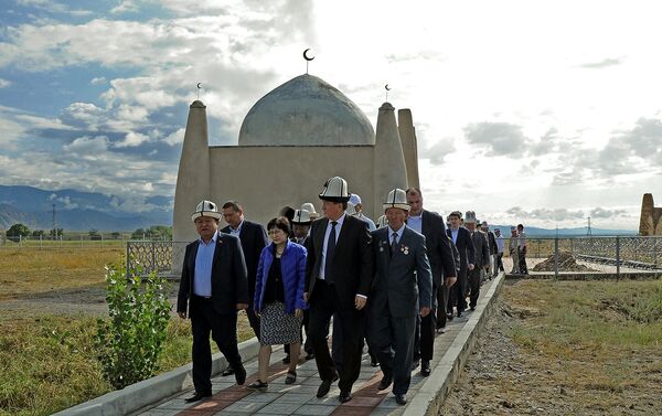 Премьер-министр Сооронбай Жээнбеков принял участие в торжественном мероприятии, посвященном 220-летию народного героя - Sputnik Кыргызстан
