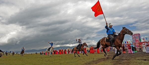 Всадник с флагом Кыргызстана. Архивное фото - Sputnik Кыргызстан