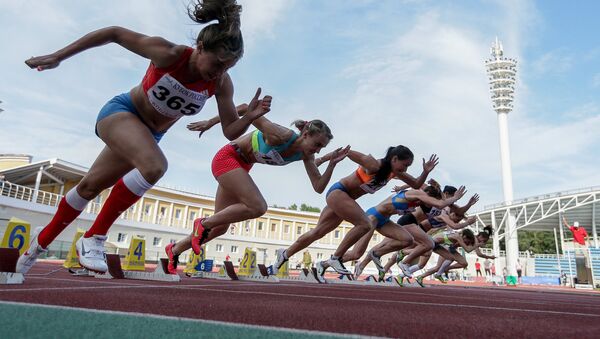 Спортсменки на старте во время соревнований по легкой атлетике. Архивное фото - Sputnik Кыргызстан