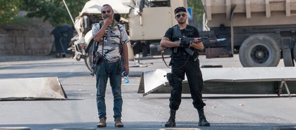 Члены группы Сасна црер на территории захваченного полка патрульно постовой службы полиции района Эребуни в Ереване. - Sputnik Кыргызстан