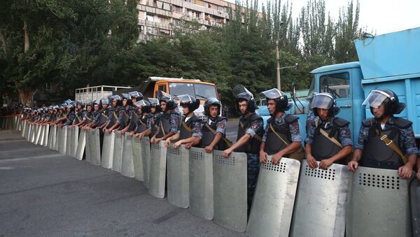 Группа полицейского спецназа на улице близ захваченного в Ереване здания полка патрульно-постовой службы. - Sputnik Кыргызстан