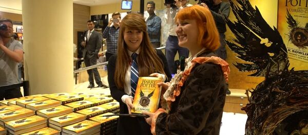 Фанаты Гарри Поттера поделились впечатлениями от выхода новой книги о нем - Sputnik Кыргызстан