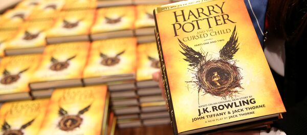 Новая книга Джоан Роулинг Гарри Поттер и Проклятое дитя Новая книга Джоан Роулинг Гарри Поттер и Проклятое дитя - Sputnik Кыргызстан