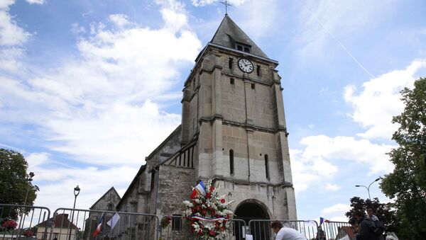 Горожане ставят цветы в память погибшего священника в церкви Сент-Этьен-дю-Рувре во Франции - Sputnik Кыргызстан