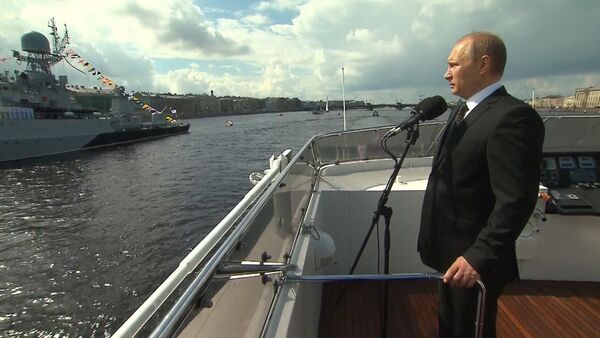 Путин на катере поздравил моряков с Днем ВМФ во время парада в Петербурге - Sputnik Кыргызстан