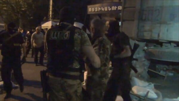 Полиция обнародовала видео: члены вооруженной группы сдаются властям - Sputnik Кыргызстан