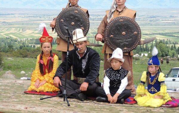 На фестивале выступили манасчи, а также прошло представление, посвященное 100-летию Уркуна, с участием местных жителей. - Sputnik Кыргызстан