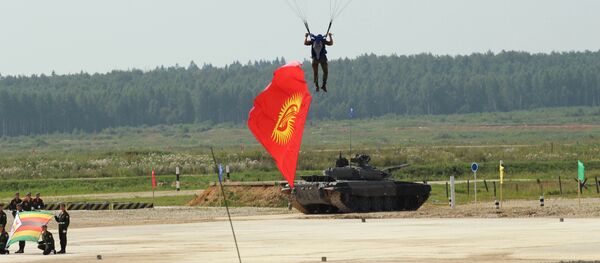 Кыргыз жоокерлери Россияда өтүп жаткан Танк биатлону-2016 жарышында - Sputnik Кыргызстан