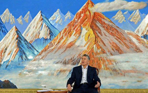 Президент Кыргызской Республики Алмазбек Атамбаев на пресс-конференции - Sputnik Кыргызстан