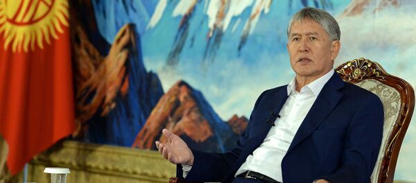 Президент Кыргызской Республики Алмазбек Атамбаев на пресс-конференции в этнокомплексе Рух Ордо имени Чынгыза Айтматова в городе Чолпон-Ата Президент Кыргызской Республики Алмазбек Атамбаев на пресс-конференции в этнокомплексе Рух Ордо имени Чынгыза Айтматова в городе Чолпон-Ата - Sputnik Кыргызстан