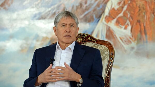Пресс-конференция президента Алмазбека Атамбаева на побережье Иссык-Куля - Sputnik Кыргызстан