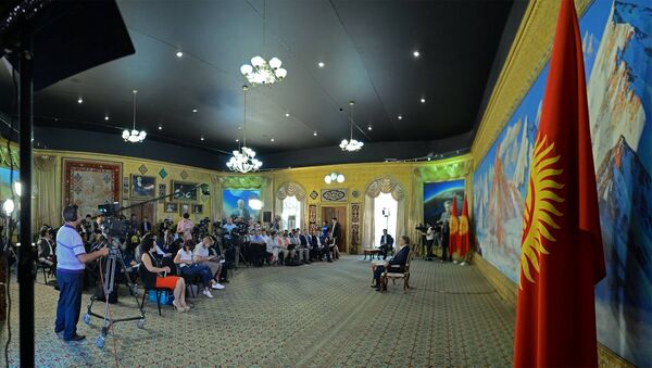 Пресс-конференция президента Алмазбека Атамбаева на побережье Иссык-Куля - Sputnik Кыргызстан