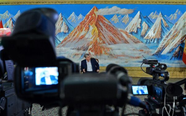 Он ответил на 40 вопросов журналистов, политологов и медиа-экспертов. - Sputnik Кыргызстан