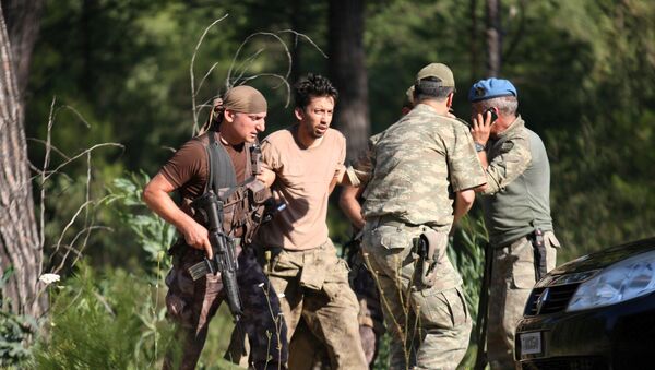 Турецкие солдаты задерживают военнослужащего в Мармарисе, пропавшего без вести и подозреваемого в причастности к попытке государственного переворота в Турции. Архивное фото - Sputnik Кыргызстан