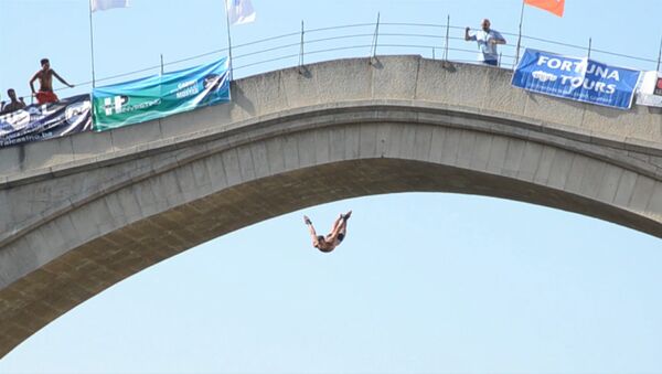 Прыжки с моста в воду: как состязались смельчаки в Боснии и Герцеговине - Sputnik Кыргызстан