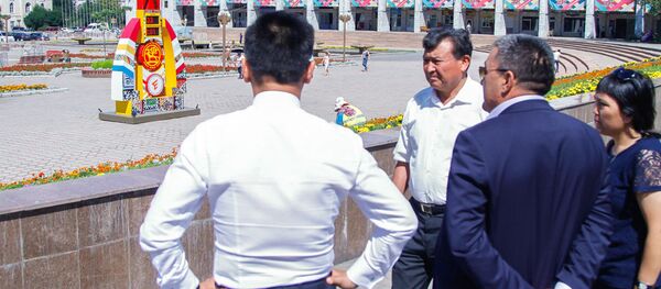 Бишкектин мэри Албек Ибраимов Ала-Тоо аянтындагы жолдорду оңдоо иштери менен таанышып чыкты Бишкектин мэри Албек Ибраимов Ала-Тоо аянтындагы жолдорду оңдоо иштери менен таанышып чыкты - Sputnik Кыргызстан