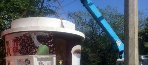 Демонтаж незаконно установленной кофейни по улице Шопокова возле здания ЦУМа Айчурек - Sputnik Кыргызстан