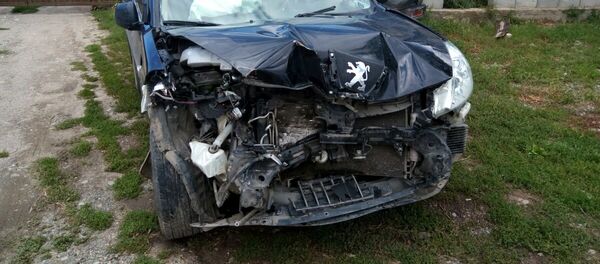 Последствия ДТП, произошедшее в результате лобового столкновения двух машин — Pegeot 4007 и Audi 100 в селе Чон-Жаргылчак Джети-Огузского района - Sputnik Кыргызстан