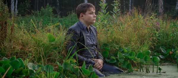 ВКонтакте сайтында болгон конкурска сазга батып сүрөткө түшкөн мектеп окуучусу Игорь Назаров - Sputnik Кыргызстан