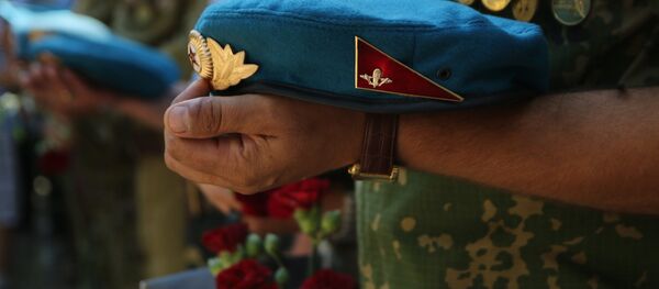 Десантник во время празднования Дня Воздушно-десантных войск. Архивное фото - Sputnik Кыргызстан