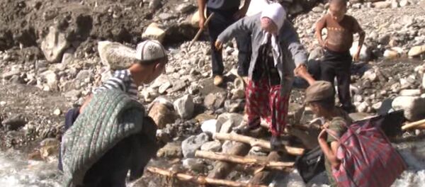 Зардалы: сел алган көпүрө, жөө-жалаңдап суудан өткөн кемпир-чал менен балдар - Sputnik Кыргызстан