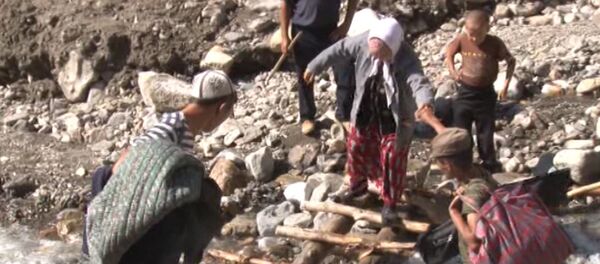 Отрезанные от мира — в селе Зардалы жители вброд переходят горную реку - Sputnik Кыргызстан