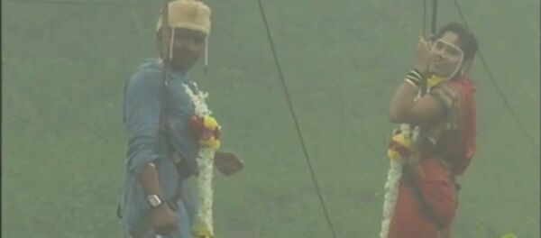 Обмен клятвами на высоте 90 метров – пара из Индии устроила необычную свадьбу Обмен клятвами на высоте 90 метров – пара из Индии устроила необычную свадьбу - Sputnik Кыргызстан