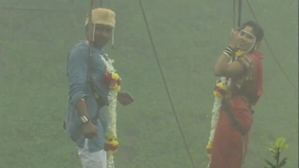 Обмен клятвами на высоте 90 метров – пара из Индии устроила необычную свадьбу - Sputnik Кыргызстан