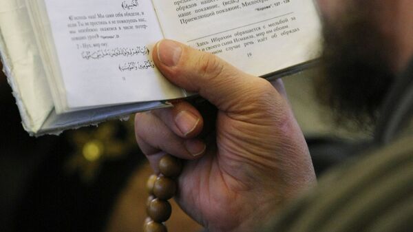 Коран окуп жаткан адам. Архив - Sputnik Кыргызстан