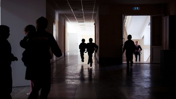 Дети в коридоре школы. Архивное фото - Sputnik Кыргызстан