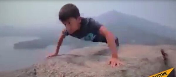 Казахский школьник отжался 1 000 раз в поддержку сборной своей страны - Sputnik Кыргызстан