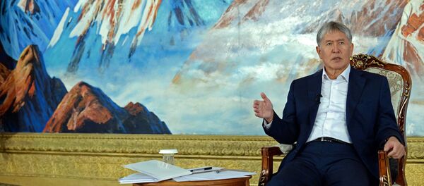 Президент Кыргызской Республики Алмазбек Атамбаев на пресс-конференции в городе Чолпон-Ата. Архивное фото - Sputnik Кыргызстан