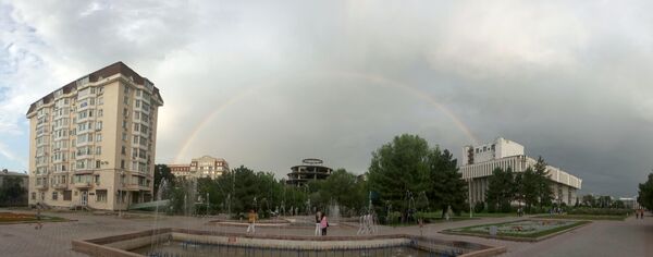 Большая и красивая радуга, появившаяся над Бишкеком - Sputnik Кыргызстан
