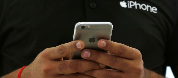 Торговец с телефоном iPhone. Архивное фото - Sputnik Кыргызстан