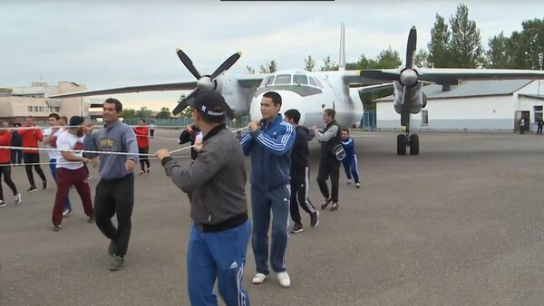 ВИДЕО Серик Сапиев с карагандинцами протащил 17-тонный самолет - Sputnik Кыргызстан