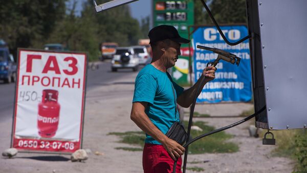 Архивное фото продавца автомобильного газа - Sputnik Кыргызстан