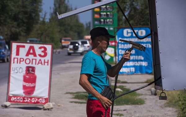 Сотрудники Государственной инспекции по экологической и технической безопасности совместно с представителями СМИ провели рейд по выявлению газовозов, незаконно продающих голубое топливо - Sputnik Кыргызстан