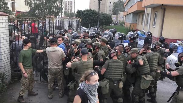 Радикалы дрались с полицией и кидали дымовые шашки у здания суда в Киеве - Sputnik Кыргызстан