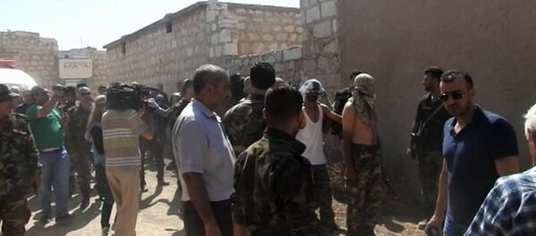 Боевики сдались в гумкоридоре в Алеппо, где жители города получали помощь - Sputnik Кыргызстан