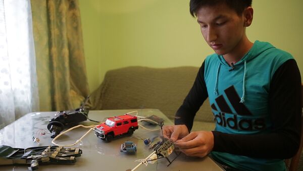 Кыргызстанский школьник делает роботов из детских игрушек - Sputnik Кыргызстан