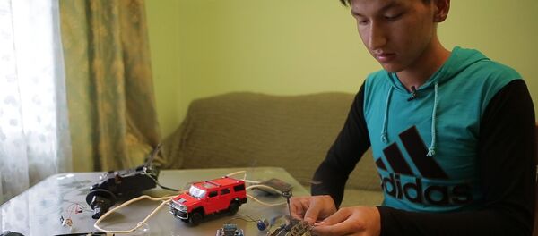 Оюнчуктардан робот жасаган мектеп окуучусу Тунук Омушев - Sputnik Кыргызстан