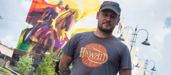 Омск шаарындагы көп кабаттуу үйдүн дубалына Манастын элесин түшүргөн сүрөтчү Константин Zmogk Омск шаарындагы көп кабаттуу үйдүн дубалына Манастын элесин түшүргөн сүрөтчү Константин Zmogk - Sputnik Кыргызстан