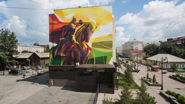 Граффити богатыря Манаса верхом на коне на стене одного из домов по улице Чокана Валиханова в Омске - Sputnik Кыргызстан