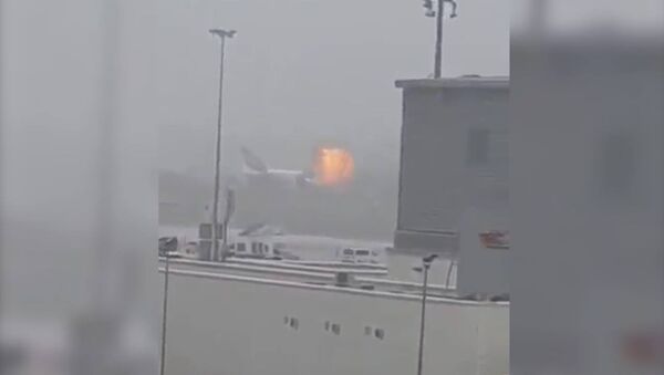 Момент взрыва в самолете при приземлении в аэропорту Дубая - Sputnik Кыргызстан