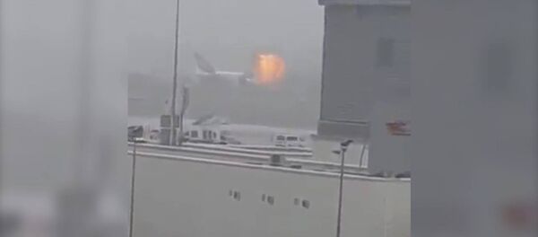 Момент взрыва в самолете при приземлении в аэропорту Дубая - Sputnik Кыргызстан