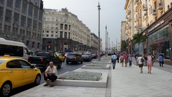 Прохожие на одном из улиц Москвы. Архивное фото - Sputnik Кыргызстан