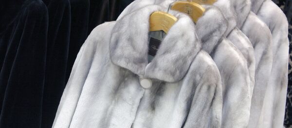 Шубы в магазине. Архивное фото - Sputnik Кыргызстан