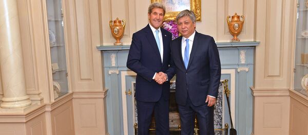 Министр иностранных дел КР Эрлан Абдылдаев во время встречи с госсекретарем США Джоном Керри - Sputnik Кыргызстан