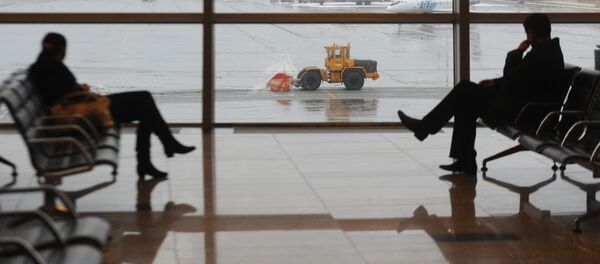 Пассажиры в зале ожидания аэропорта. Архивное фото - Sputnik Кыргызстан